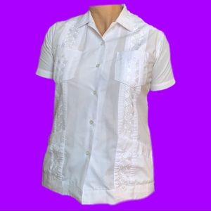 ✿ Woman white guayabera